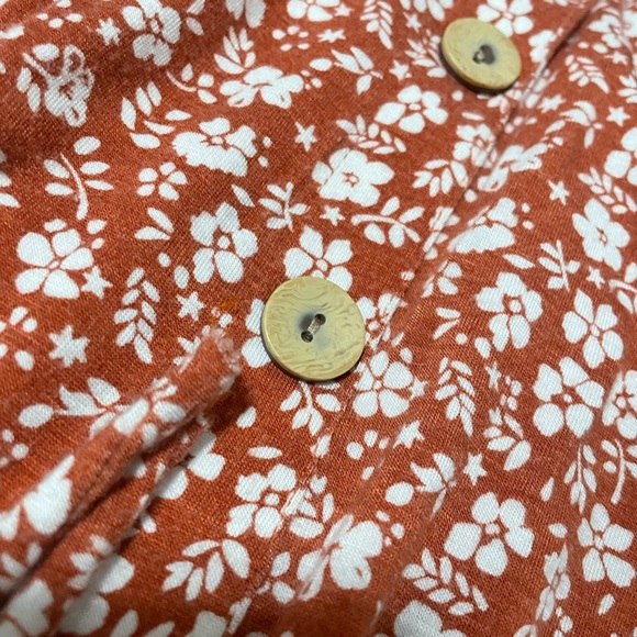Coral orange overshoulder floral print crop top with wodden buttons on the front - Picture 4 of 4